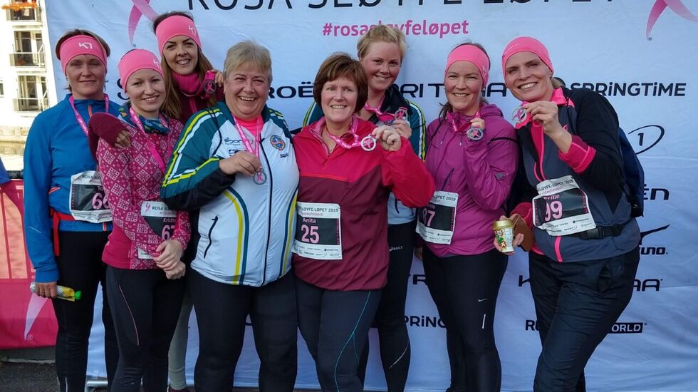 Arrangør og løpere fra Velledalen IL i et tidligere Rosa Sløyfe-løp