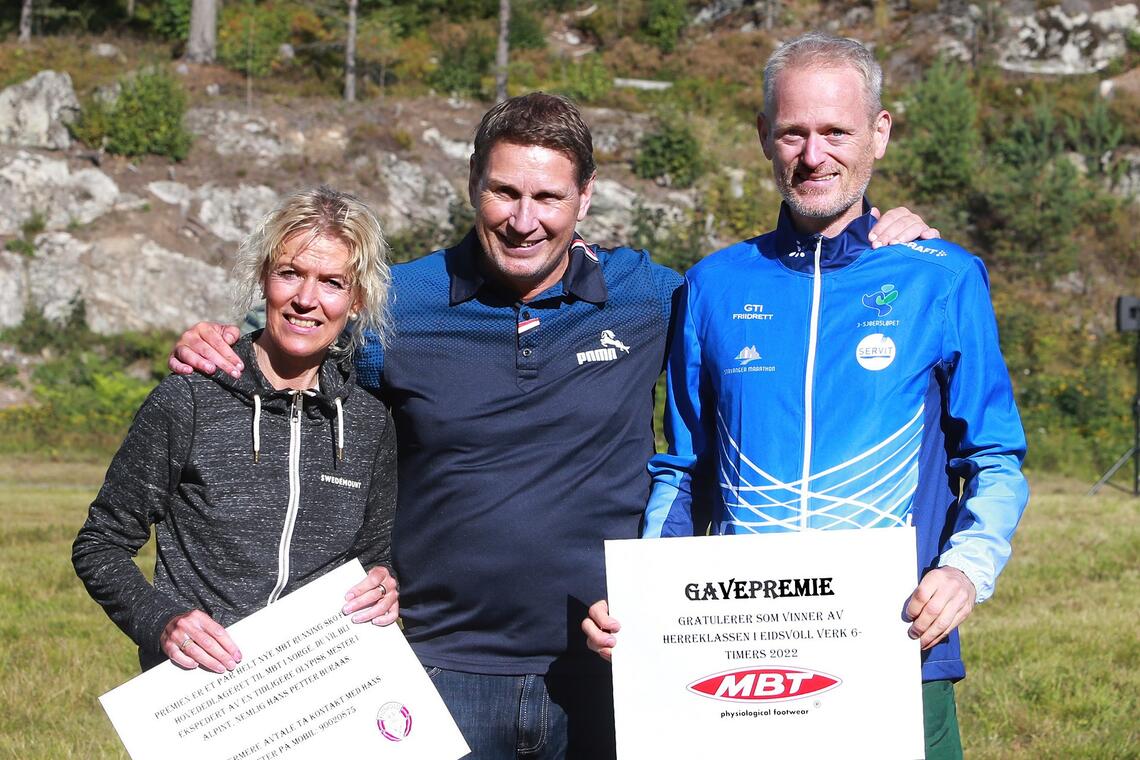 Vinnerne Rita Nordsveen og Simen Holvik sammen med løpsleder Bjørn Hytjanstorp. (Foto: Kjell Vigestad)