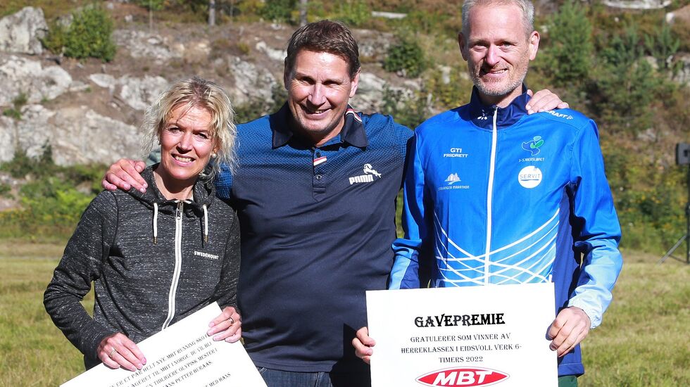 Vinnerne Rita Nordsveen og Simen Holvik sammen med løpsleder Bjørn Hytjanstorp. (Foto: Kjell Vigestad)