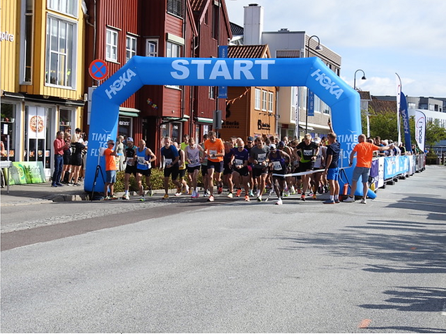 Start halvmaraton kl 11.00 med 180 løpere i feltet. (Foto: arrangøren)