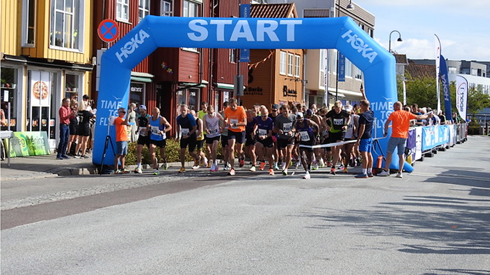 Start halvmaraton kl 11.00 med 180 løpere i feltet. (Foto: arrangøren)