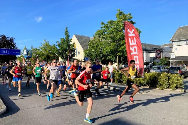 Starten har gått for nesten 100 preke løpere med vinneren Isaac Tesfamichael helt ute til høyre. (Foto: Ann Sissel Vehus)