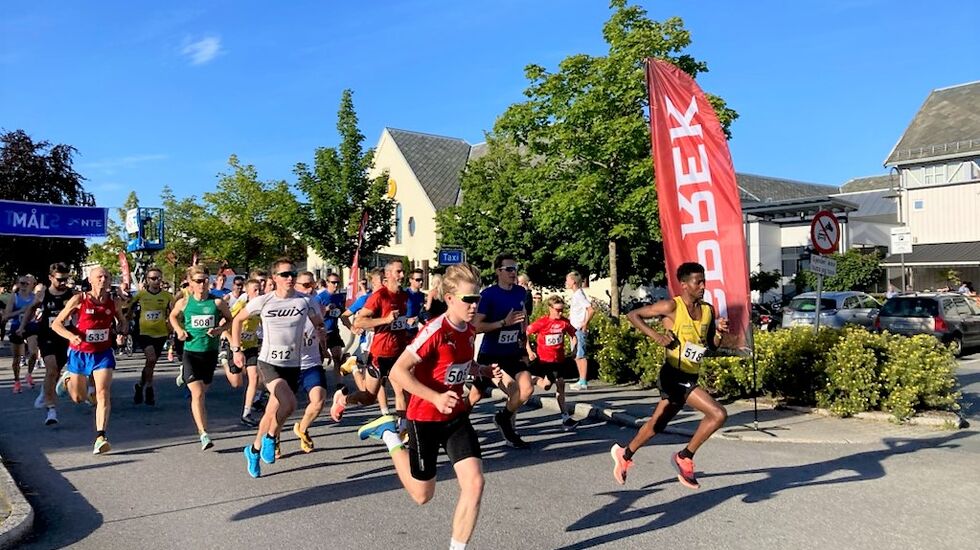Starten har gått for nesten 100 preke løpere med vinneren Isaac Tesfamichael helt ute til høyre. (Foto: Ann Sissel Vehus)