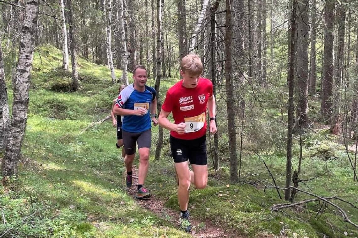 Karsten Ellevold viser vei gjennom de djupe skoger foran John Anders Mohn Gaustad. (Foto fra Oppstad ILs facebookside)