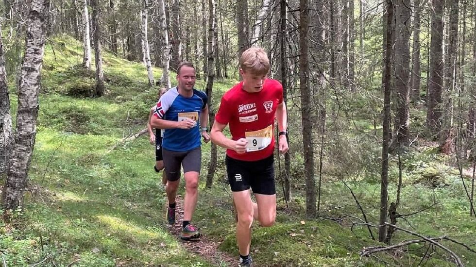 Karsten Ellevold viser vei gjennom de djupe skoger foran John Anders Mohn Gaustad. (Foto fra Oppstad ILs facebookside)