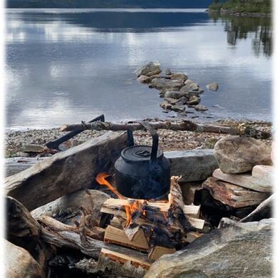 Kaffekok ved Majavatn, utsikt mot Mellingsfjellet.
Foto: Ann Hege Bekkevold.