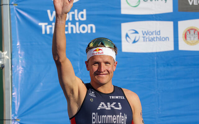 Kristian Blummenfelt har ikke mistet taket på å levere topp prestasjoner i triatlon. Han har gjennom karrieren vunnet det meste av det som kan vinnes innen triatlon. Her er han på en premiepall der han ikke vant, men ble nummer to: World Triathlon Cup i Bergen i 2022. (Foto: Arne Dag Myking)