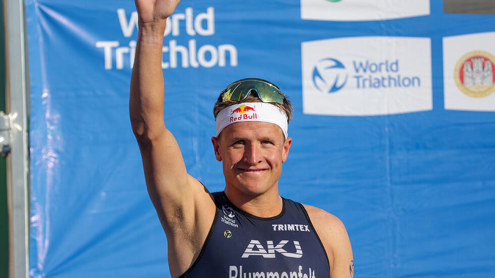 Kristian Blummenfelt har ikke mistet taket på å levere topp prestasjoner i triatlon. Han har gjennom karrieren vunnet det meste av det som kan vinnes innen triatlon. Her er han på en premiepall der han ikke vant, men ble nummer to: World Triathlon Cup i Bergen i 2022. (Foto: Arne Dag Myking)
