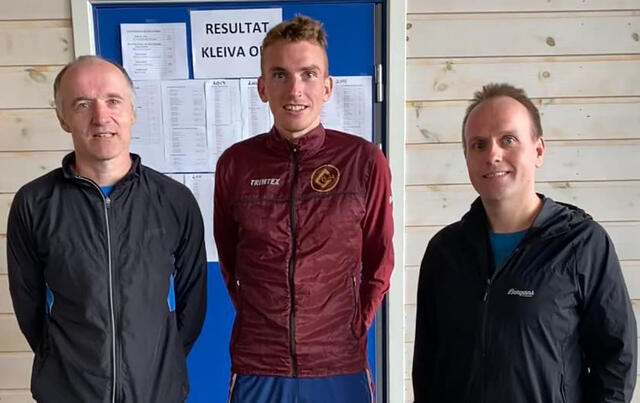 Marius Vedvik (i midten) tok løyperekorden i Kleiva Opp. Joar Sunde (tv.) ble nummer to og Roy Aron Brenvik Myklebust ble nummer tre. (Foto: Edvar Tvinnereim)