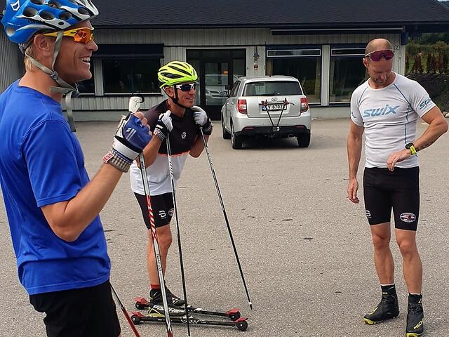 Amund Sigstad (fra venstre), Kjetil Finstad og Jørgen Stensløkken diskuterer dagens prestasjoner opp til Hernes Institutt. (Foto: Hanne Sigstad)