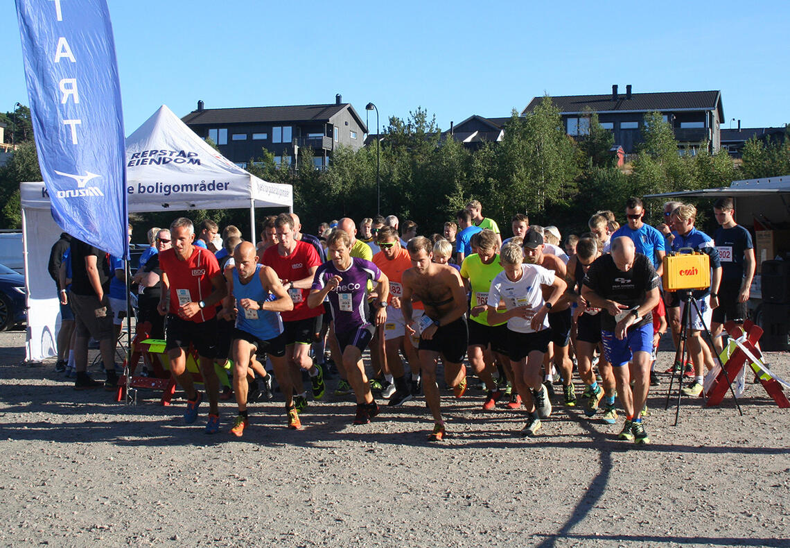 Løperne på den korte løypa legger i vei i Kjellandshei-løpet. (Foto: Sverre Larsen)