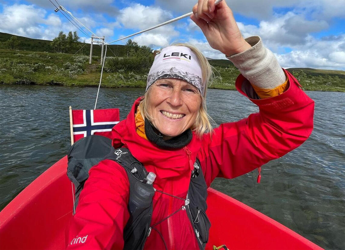 Mona Kjeldsberg løper på sti fra Nordkapp til Lindesnes. Her får hun et artig avbrekk med selvbetjent 