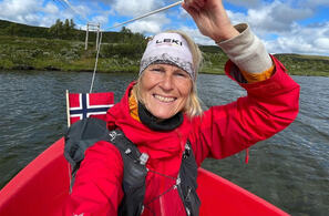 Mona Kjeldsberg løper på sti fra Nordkapp til Lindesnes. Her får hun et artig avbrekk med selvbetjent