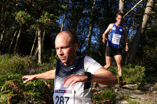 Her er det Lorentz Erland Linde som ligger foran Espen Roll Karlsen, men dette vekslet gjennom hele løpet. (Alle foto: Arne Dag Myking)