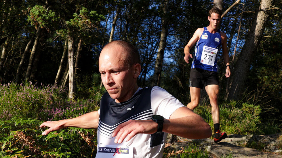 Her er det Lorentz Erland Linde som ligger foran Espen Roll Karlsen, men dette vekslet gjennom hele løpet. (Alle foto: Arne Dag Myking)