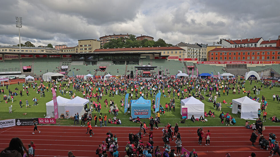 Oppvarmingen er godt i gang for kvinnene på Bislett stadion. (Foto: Tom-Arild Hansen)