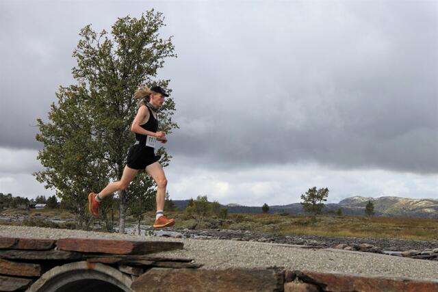 Stian Dahl Sommerseth med Rondane for sine føtter. (Foto fra løpets facebookside)