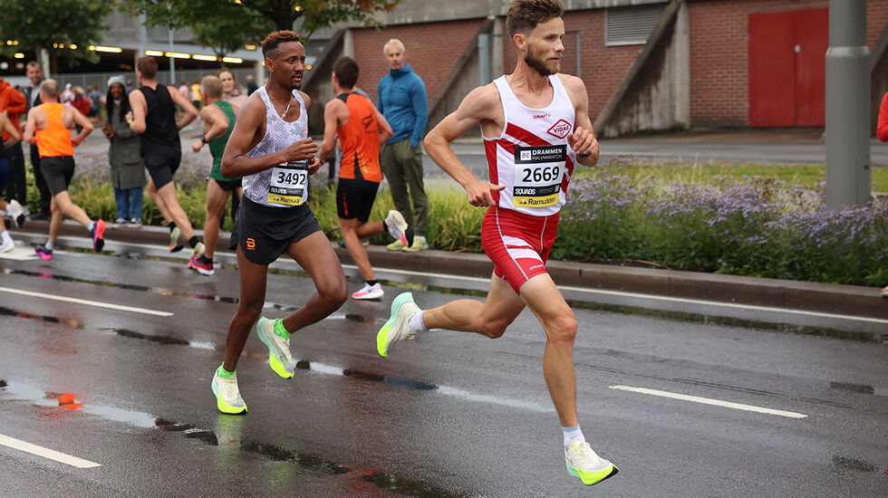 Se vår videoreportasje fra Drammen halvmaraton. Her ser du de to fremste i herreklassen. Senay Fissehatsion og Andreas Sjurseth (Foto: Tom-Arild Hansen)