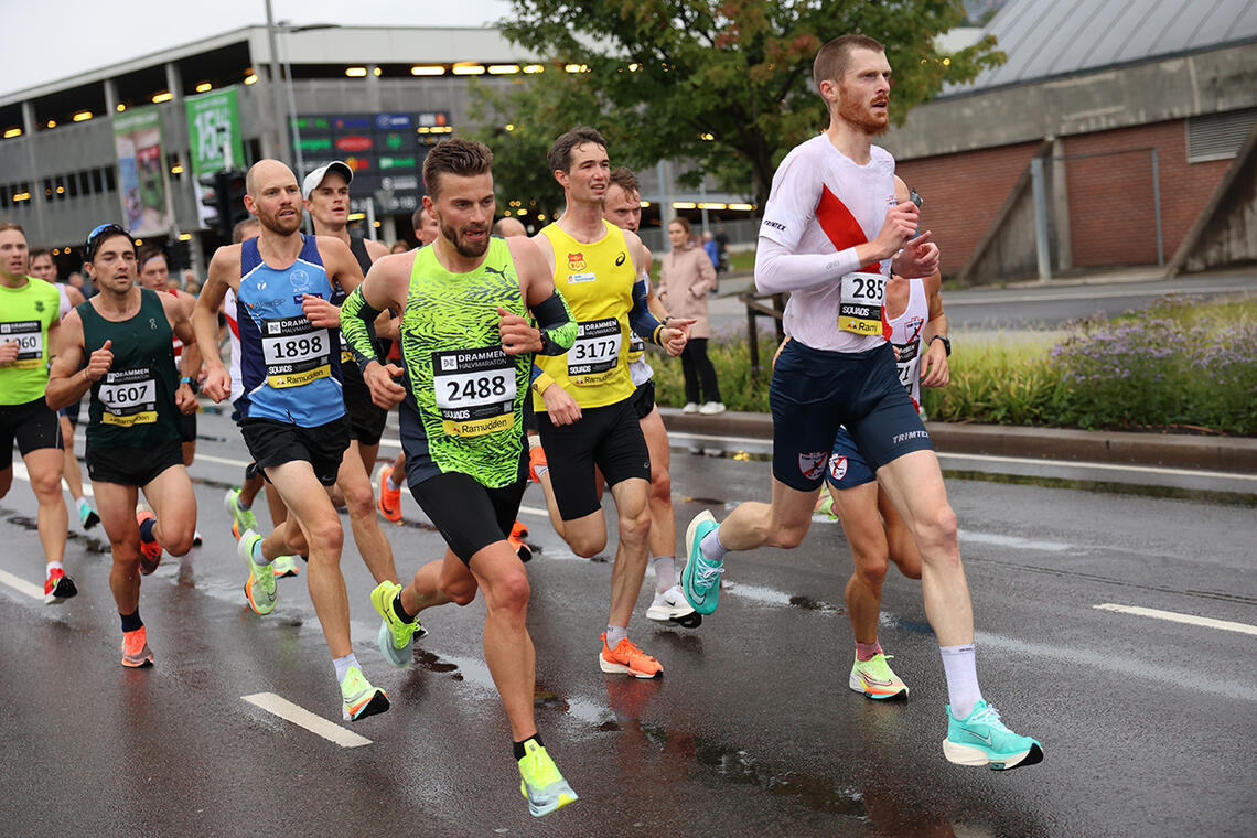 Kristian Ulriksen, Magnus Erstad og resten av løperne fikk godt løpevær under Drammen Halvmaraton. (Foto: Tom-Arild Hansen)