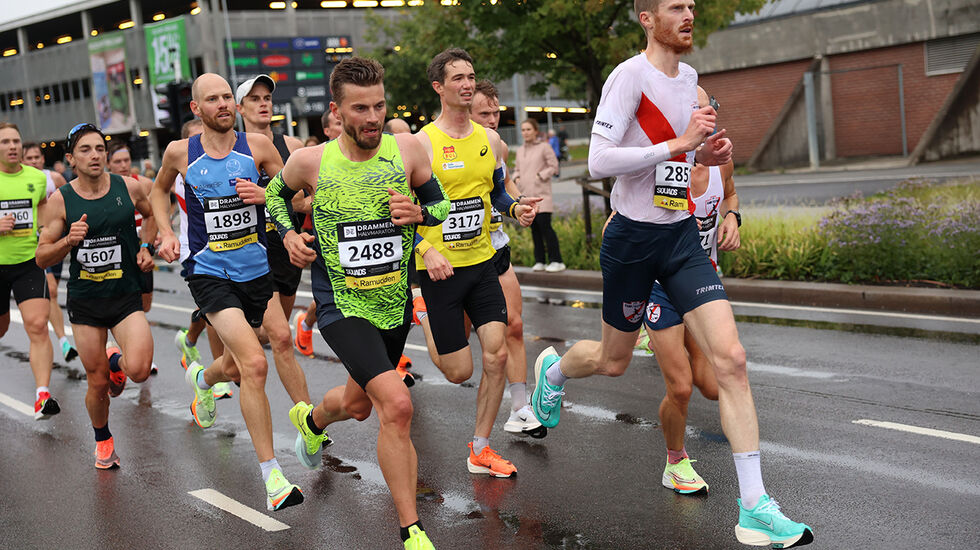 Kristian Ulriksen, Magnus Erstad og resten av løperne fikk godt løpevær under Drammen Halvmaraton. (Foto: Tom-Arild Hansen)