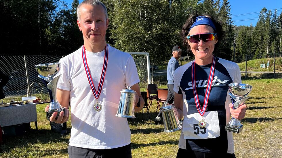 Årets nye aksjonærer i vandrepremiene, Tomas Sandvik og Margrete Trebostad. (Foto: Arrangøren)