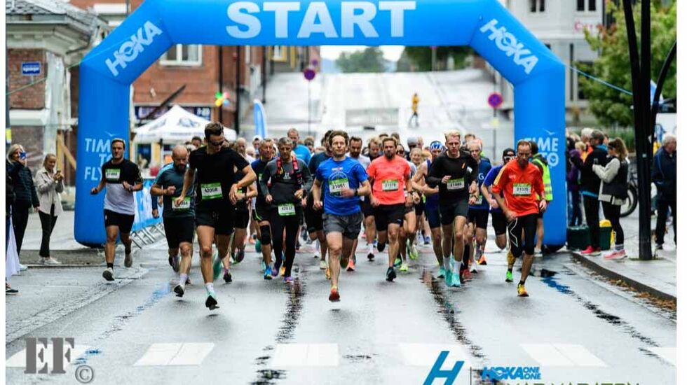 Feltet på halvmaraton med 75 løpere forlater Stortorvet. (Foto: EF Sportsfoto)