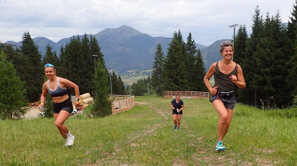 Høydemeterne kan sankes hvor man vil. Her er det t.v: Margaretha Nijs Skaar og mamma'n Kristin Nijs som løper opp Monsterbakken i Cavalese i Val di Fiemme, Dolomittene, under en Kondistur vi hadde i 2019. Bak kommer Marit Moen. (Foto: Marianne Røhme)
