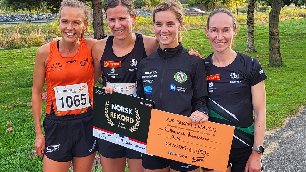 Rekordfeltet: fv. Kristin Vabø, Christina Toogood, Kristine Lande Dommersnes og Vienna Søyland Dahle jaktet 3 km-rekorden og tre av dem løp fortere enn gjeldende rekord. (Foto: arrangøren/Svein Magne Løvås)
