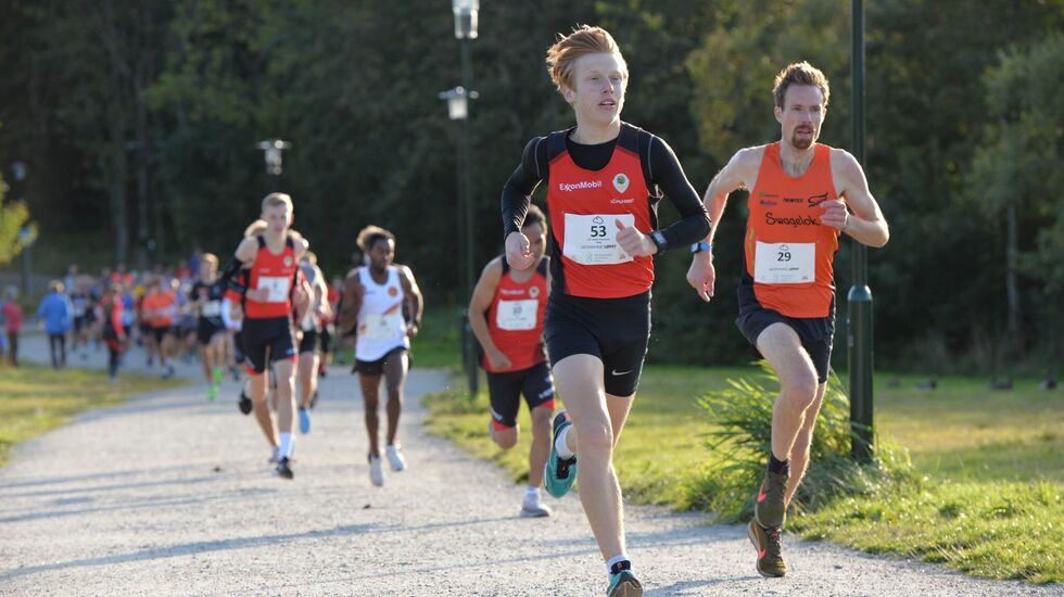 Det nærmer seg Mosvannsløpet. Her fra 2019 med hvor Erik Tangen Gundersen (53) tok tredjeplassen bak Ørjan Grønnevig (29) som vant og Zerei Mezngi på andre. (Arrangørfoto)