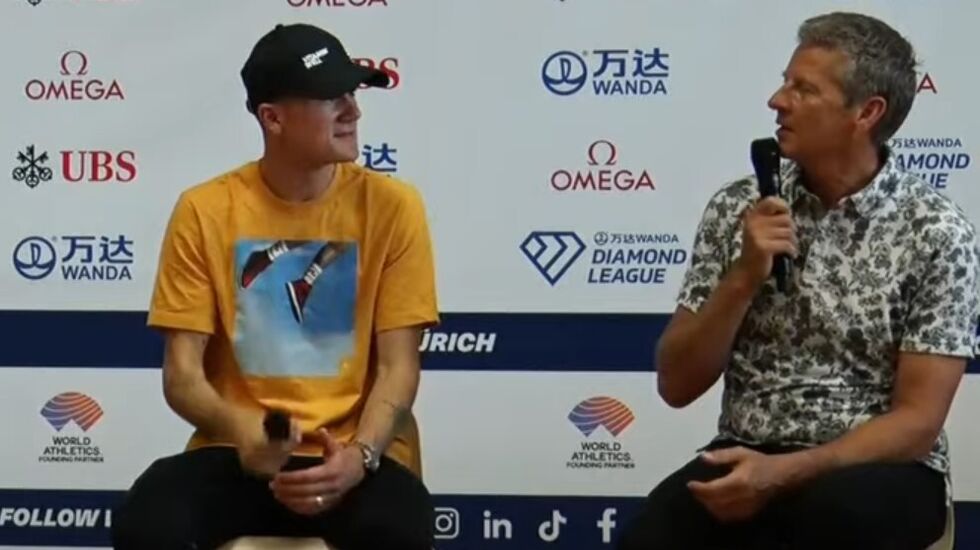 Jakob Ingebrigtsen og Steve Cram på dagens pressekonferanse fra Zurich. (Skjermdump fra direktesending).