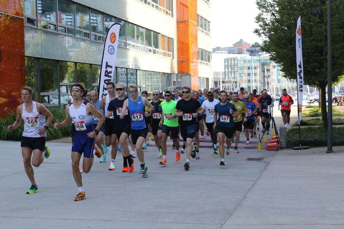Fra starten i fjorårets 5. løp (Foto: Arne Dag Myking)