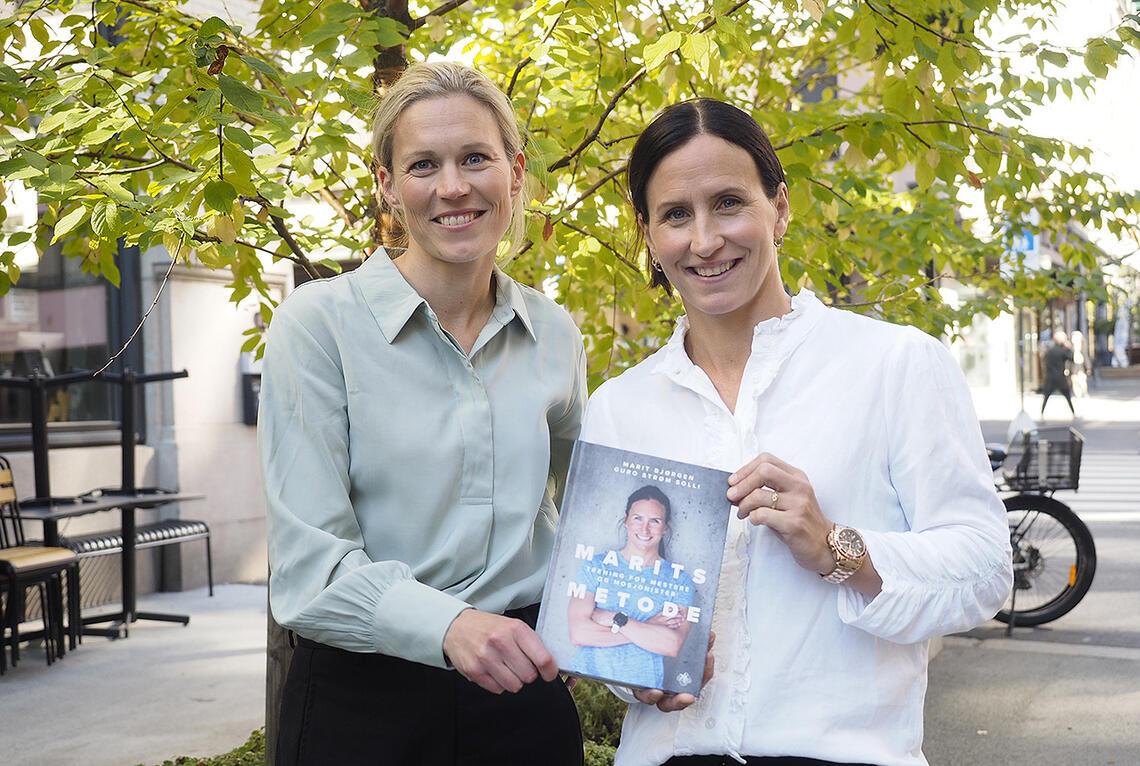 Idrettsforsker Guro Strøm Solli og idrettsstjerne Marit Bjørgen lanserte onsdag boka som går i detalj om treningen til Marit Bjørgen. (Foto: Bjørn Johannessen)