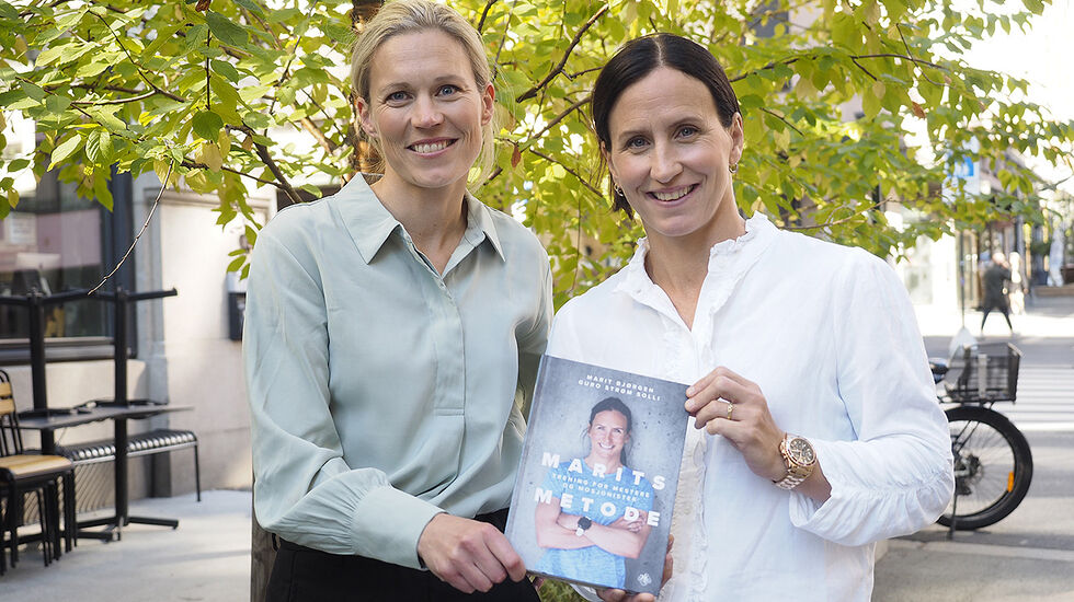 Idrettsforsker Guro Strøm Solli og idrettsstjerne Marit Bjørgen lanserte onsdag boka som går i detalj om treningen til Marit Bjørgen. (Foto: Bjørn Johannessen)