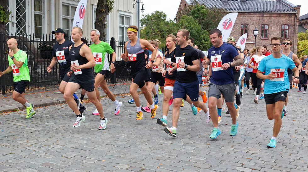 Starten går for løperne på 10-kilometer. (Foto: Tom-Arild Hansen)