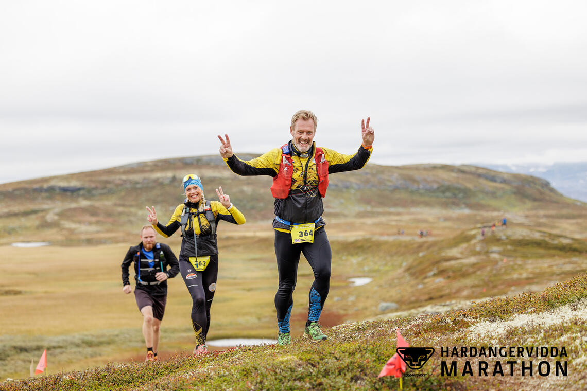 Hardanger Marathon byr på en skikkelig naturopplevelse. Her er Bengt Eliassen (364) og Lisbeth Fauskanger godt i gang. (Foto: Sylvain Cavatz)