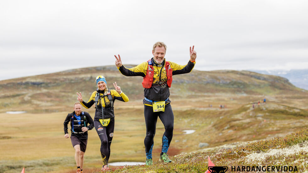 Hardanger Marathon byr på en skikkelig naturopplevelse. Her er Bengt Eliassen (364) og Lisbeth Fauskanger godt i gang. (Foto: Sylvain Cavatz)