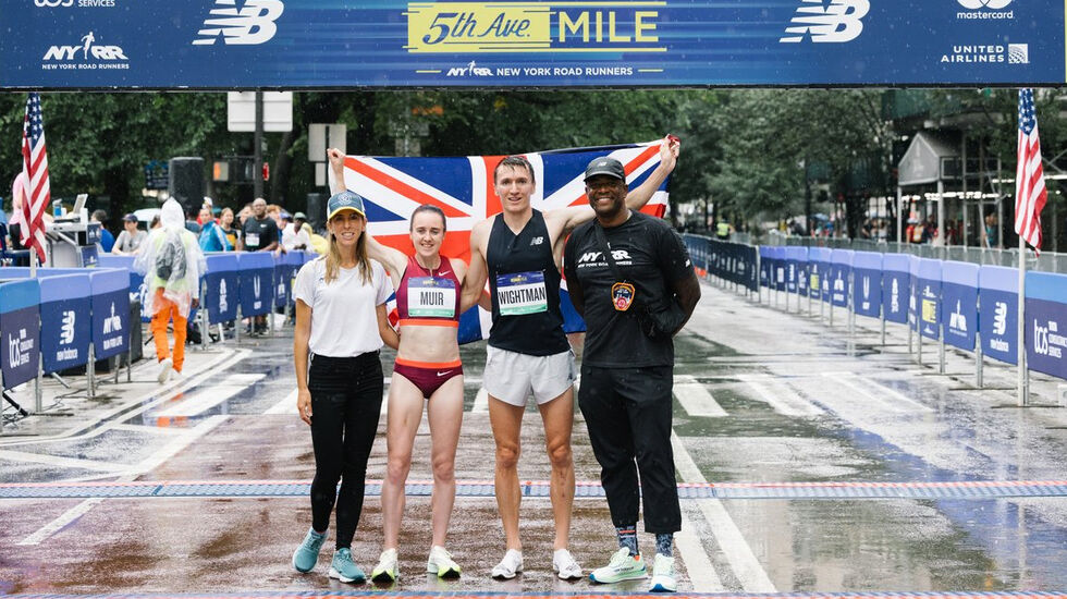 Laura Muir og Jake Wightman blir hylla som vinnere etter målgang. (Foto: arrangøren)