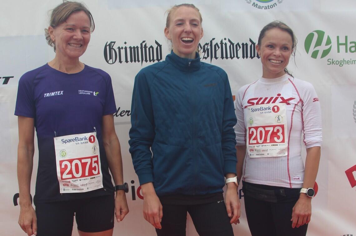 Vinderen på halvmaraton Silje Røynstrand i midten satte en solid PR med 1:21:59, mens Trine Holmer-Hoven (tv) og Gunhild Maria Hugdal blev nr. 2 og 3.
