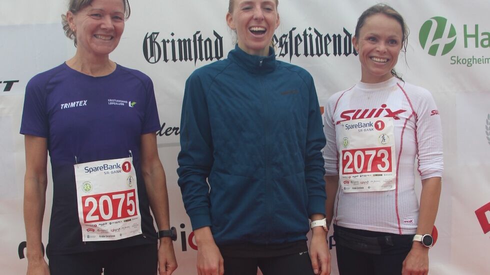 Vinderen på halvmaraton Silje Røynstrand i midten satte en solid PR med 1:21:59, mens Trine Holmer-Hoven (tv) og Gunhild Maria Hugdal blev nr. 2 og 3.