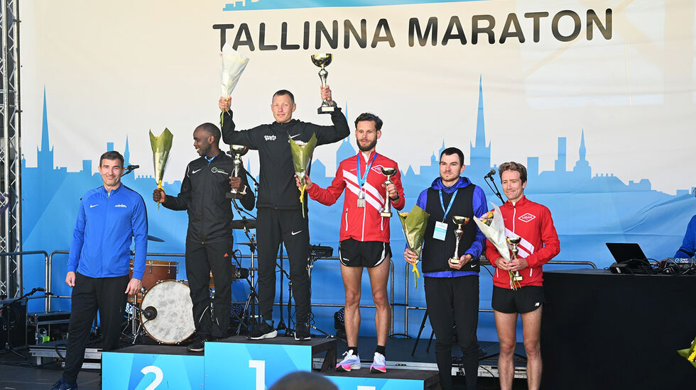Som tredje- og femtemann fikk både Magnus Sirnes Hjellum og Erlend Gjerdevik Sørtveit seg en tur opp på podiet etter halvmaratonløpet i Tallinn. (Foto: Fredrik Fyksen)