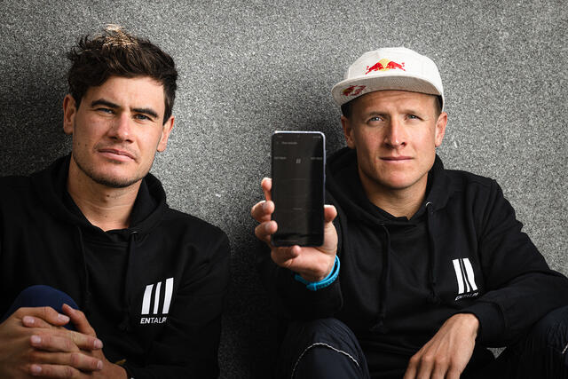 Gustav Iden og Kristian Blummenfelt med en betaversjon av Entalpi-appen. (Foto: Håkon Hetland)