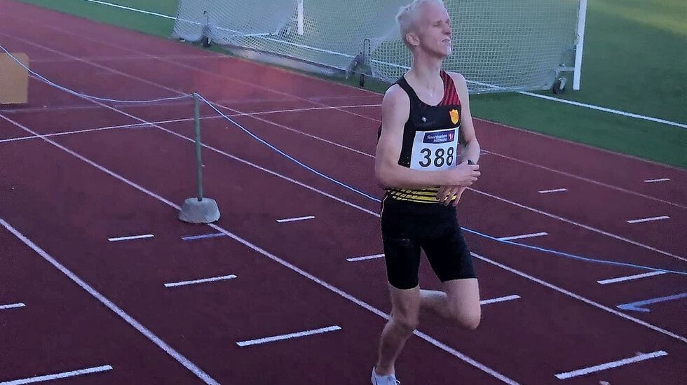 Sverre Grønvold mot mål i ytre bane på Sveum etter å ha gjort unna 25 runder på 33.21. (Foto: Bjørn Grønvold)