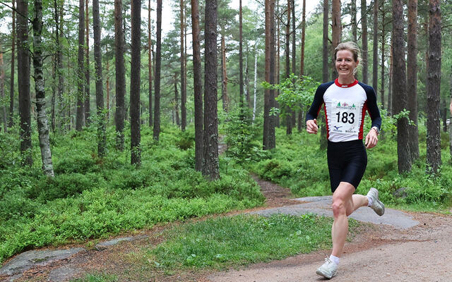 Asta Ellingvåg bor ikke langt fra markagrensa i Oslo, og her ser vi henne løpe inn til andreplass i Nordmarks12er’n i fjor. I år endte det med førsteplass i samme løp. (Foto: Tom-Arild Hansen)