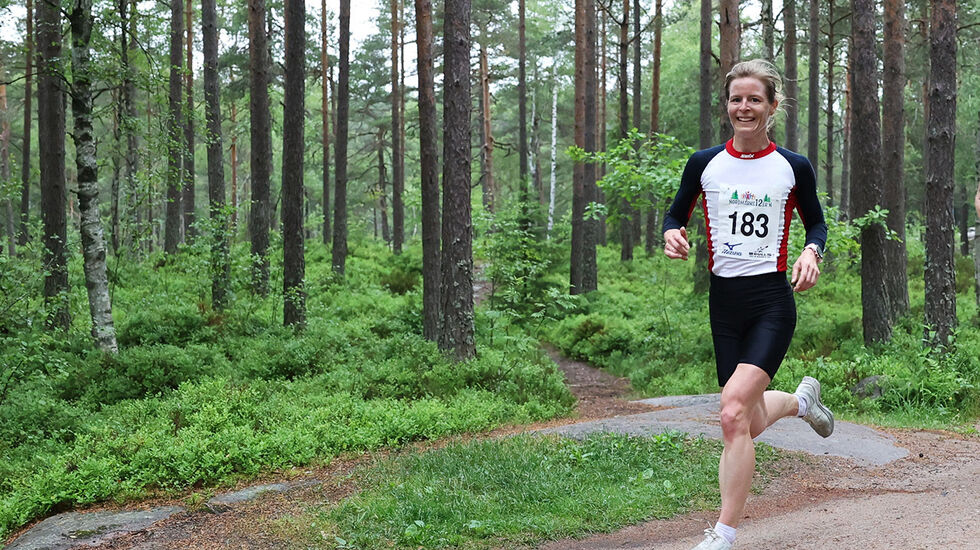 Asta Ellingvåg bor ikke langt fra markagrensa i Oslo, og her ser vi henne løpe inn til andreplass i Nordmarks12er’n i fjor. I år endte det med førsteplass i samme løp. (Foto: Tom-Arild Hansen)