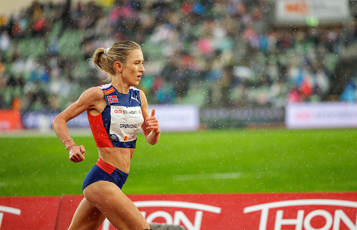 Mens regnet strømmet ned, tok Karoline Bjerkeli Grøvdal kommando i 5000 m-løpet i Bislett Games. Den offensive løpinga resulterte i en klar forbedring av den norske rekorden. (Foto: Sylvain Cavatz)