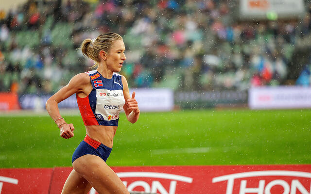 Mens regnet strømmet ned, tok Karoline Bjerkeli Grøvdal kommando i 5000 m-løpet i Bislett Games. Den offensive løpinga resulterte i en klar forbedring av den norske rekorden. (Foto: Sylvain Cavatz)