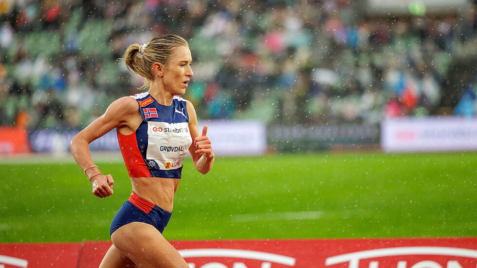 Mens regnet strømmet ned, tok Karoline Bjerkeli Grøvdal kommando i 5000 m-løpet i Bislett Games. Den offensive løpinga resulterte i en klar forbedring av den norske rekorden. (Foto: Sylvain Cavatz)