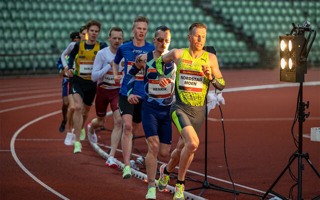 Sondre Nordstad Moen, som her leder an på Bislett, gir tips om hva en kan gjøre når det går tungt på oppvarminga før ei planlagt intervalløkt. (Foto: Samuel Hafsahl)