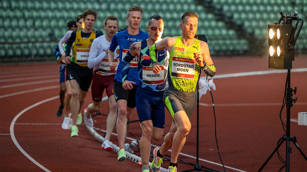 Sondre Nordstad Moen, som her leder an på Bislett, gir tips om hva en kan gjøre når det går tungt på oppvarminga før ei planlagt intervalløkt. (Foto: Samuel Hafsahl)