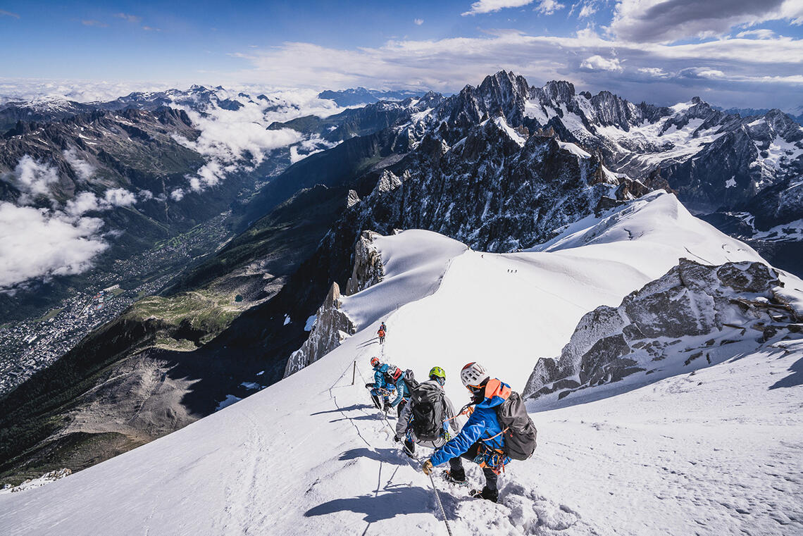 Arc’teryx Alpine Academy er et årlig arrangement der utendørsentusiaster kan utvikle sine ferdigheter under ledelse av fjellguider og fjelløpere. (Foto: Vincent Hugo)